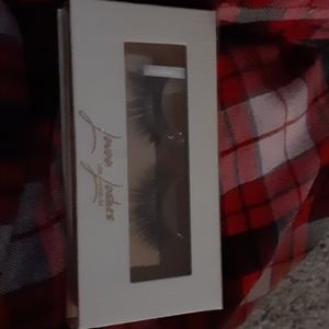 Lavaa lashes Los Angeles charm